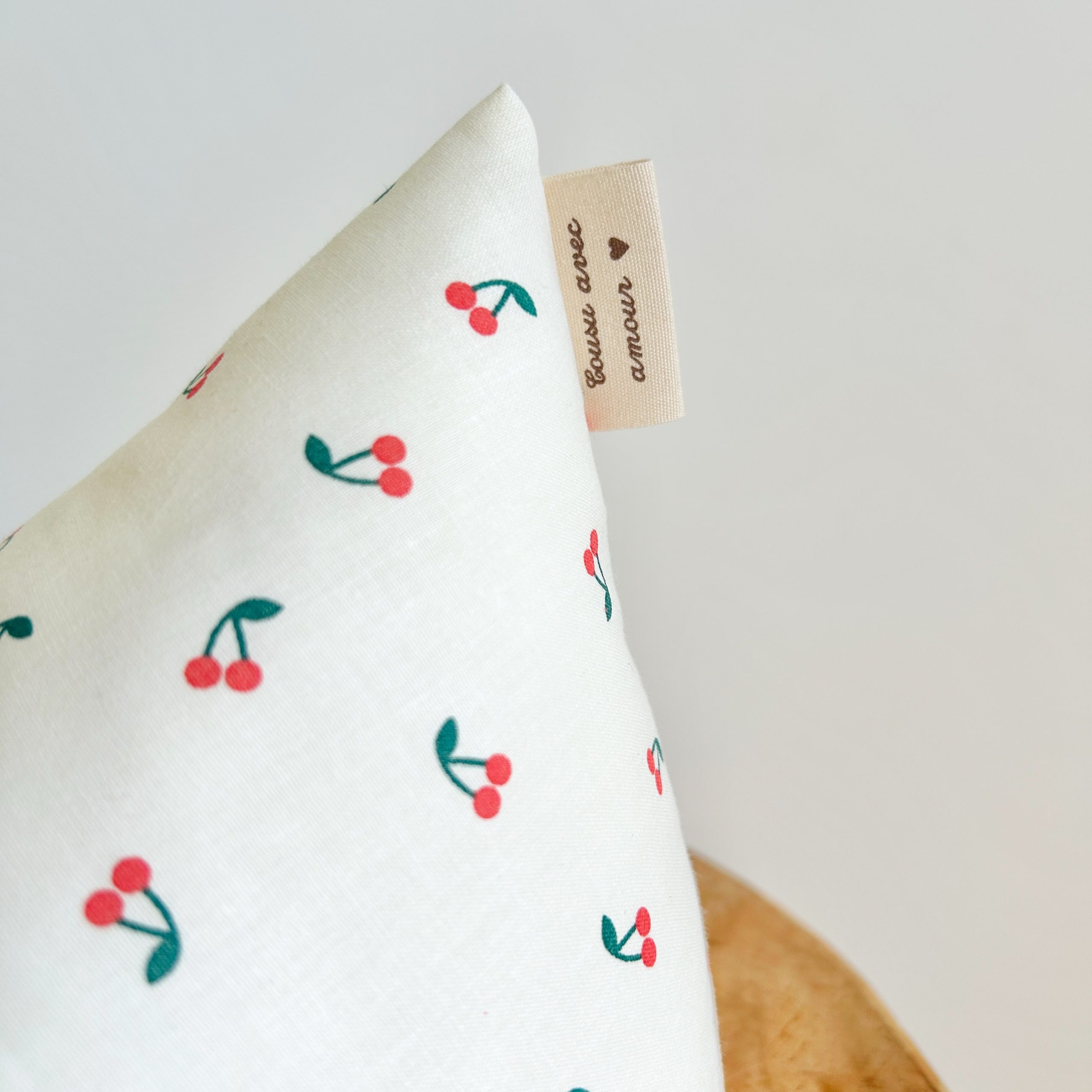 Coussin liseuse Cerises – Image 4