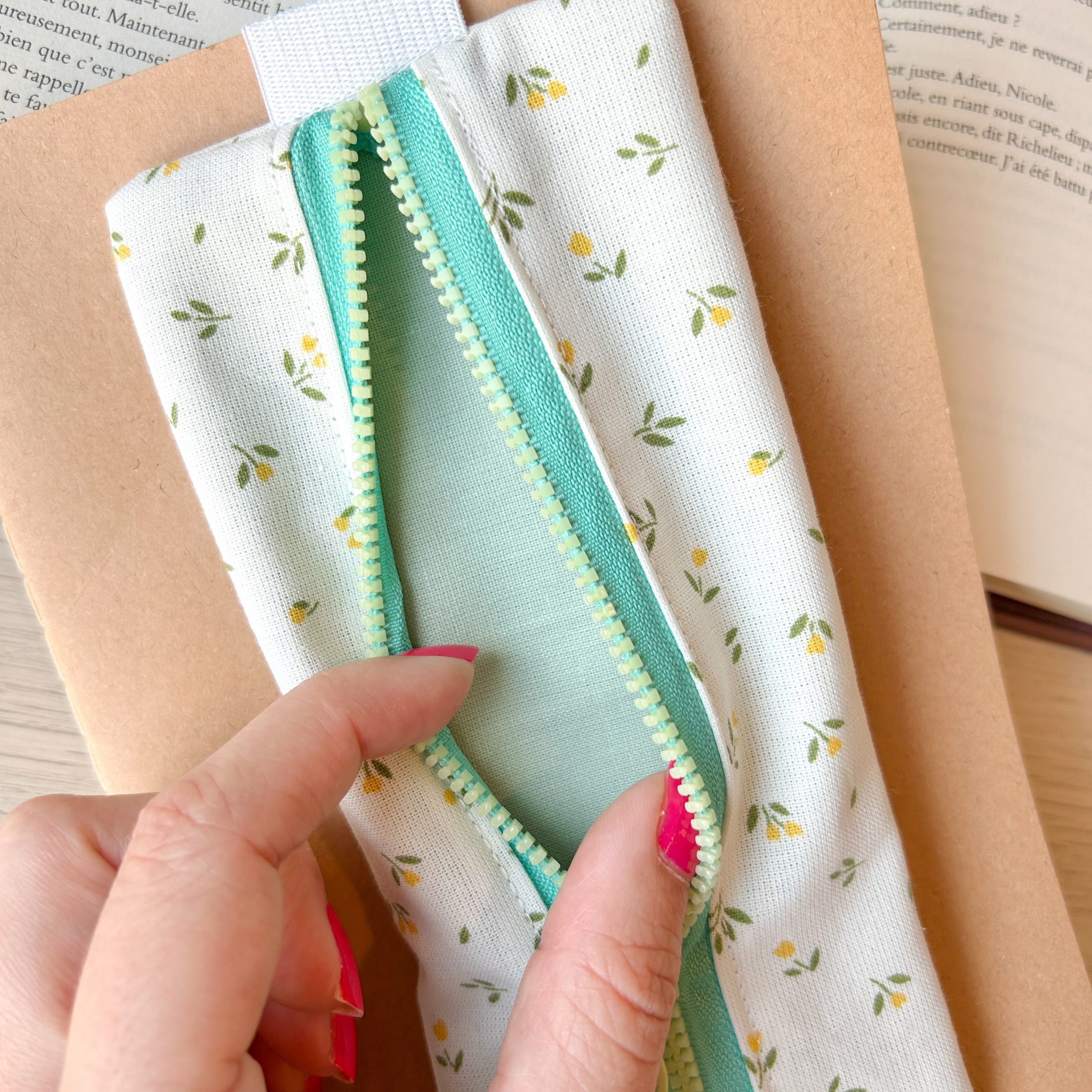 Trousse élastique Tulipes – Image 2